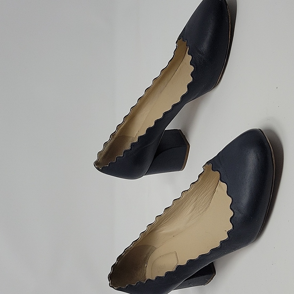 CHLOE Lauren Navy Leather Scalloped Pumps Low Heel size 39.5 GUC - Picture 3 of 8